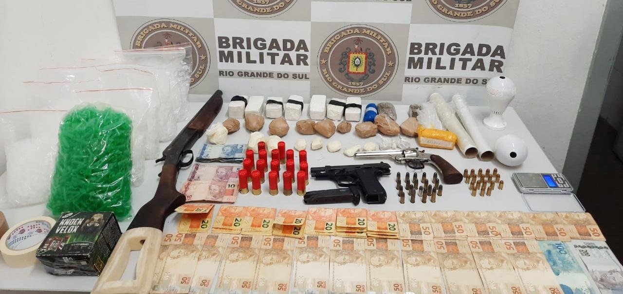 Houve ainda o recolhimento de uma espingarda calibre 12, uma pistola 380, um rev&oacute;lver calibre 38 e 54 muni&ccedil;&otilde;es, al&eacute;m de R$ 2.890,00 em dinheiro