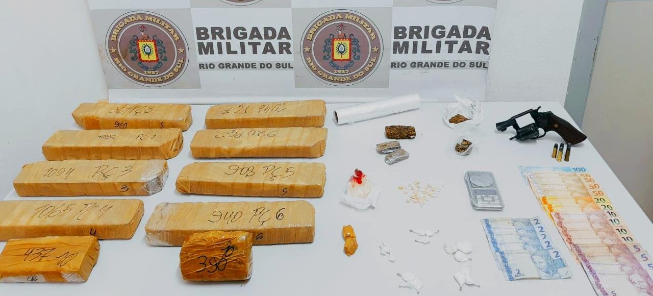 Houve ainda a apreens&atilde;o de um rev&oacute;lver, muni&ccedil;&atilde;o, coca&iacute;na e crack, entre outros objetos
