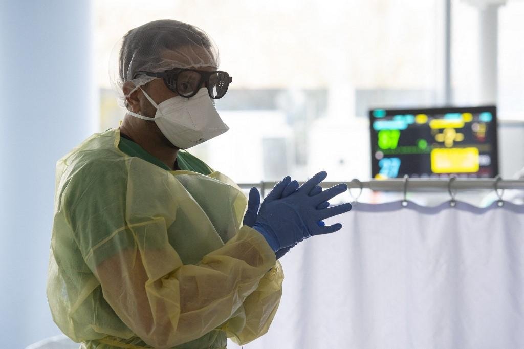 A OMS alertou que a pandemia est&aacute; "crescendo exponencialmente"