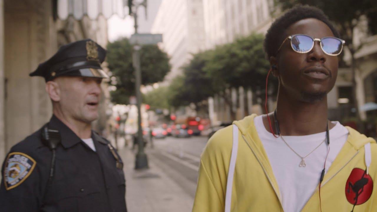 Por mais que tente escapar, Carter sempre acaba morto pelo policial