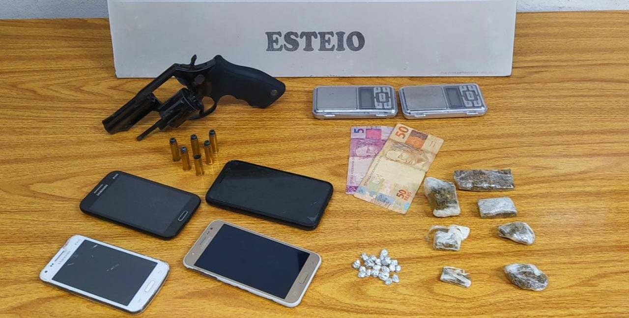 Houve a apreens&atilde;o de um rev&oacute;lver calibre 38, muni&ccedil;&atilde;o, dinheiro, telefone celular e balan&ccedil;a de precis&atilde;o