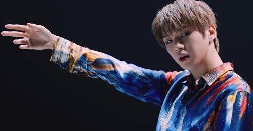 Kang Daniel divulgou o clipe, com performance dan&ccedil;ante, nas plataformas de m&uacute;sica