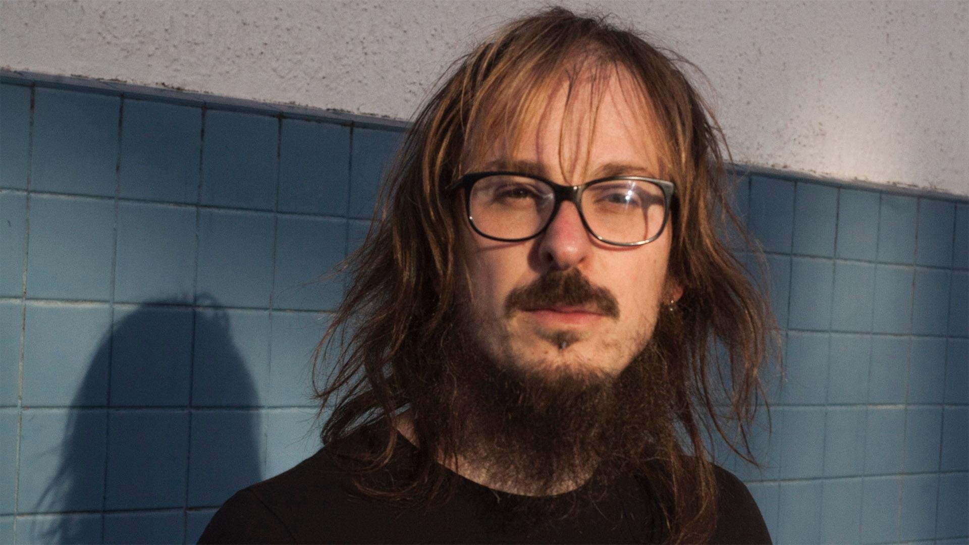 O poeta e professor de Literatura Diego Grando conduz o encontro