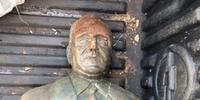 A escultura, feita em bronze, é uma homenagem ao ex-presidente do Brasil