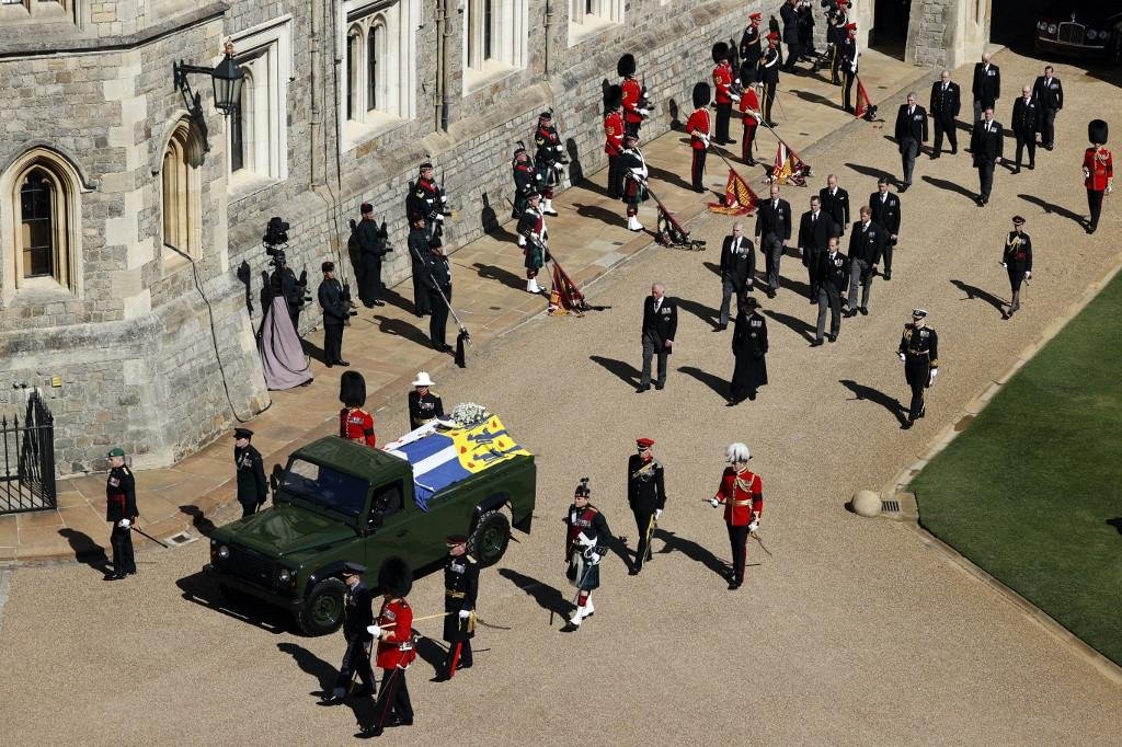 Caix&atilde;o foi transportado at&eacute; Capela do Castelo de Windsor em cortejo f&uacute;nebre