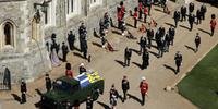 Caixão foi transportado até Capela do Castelo de Windsor em cortejo fúnebre
