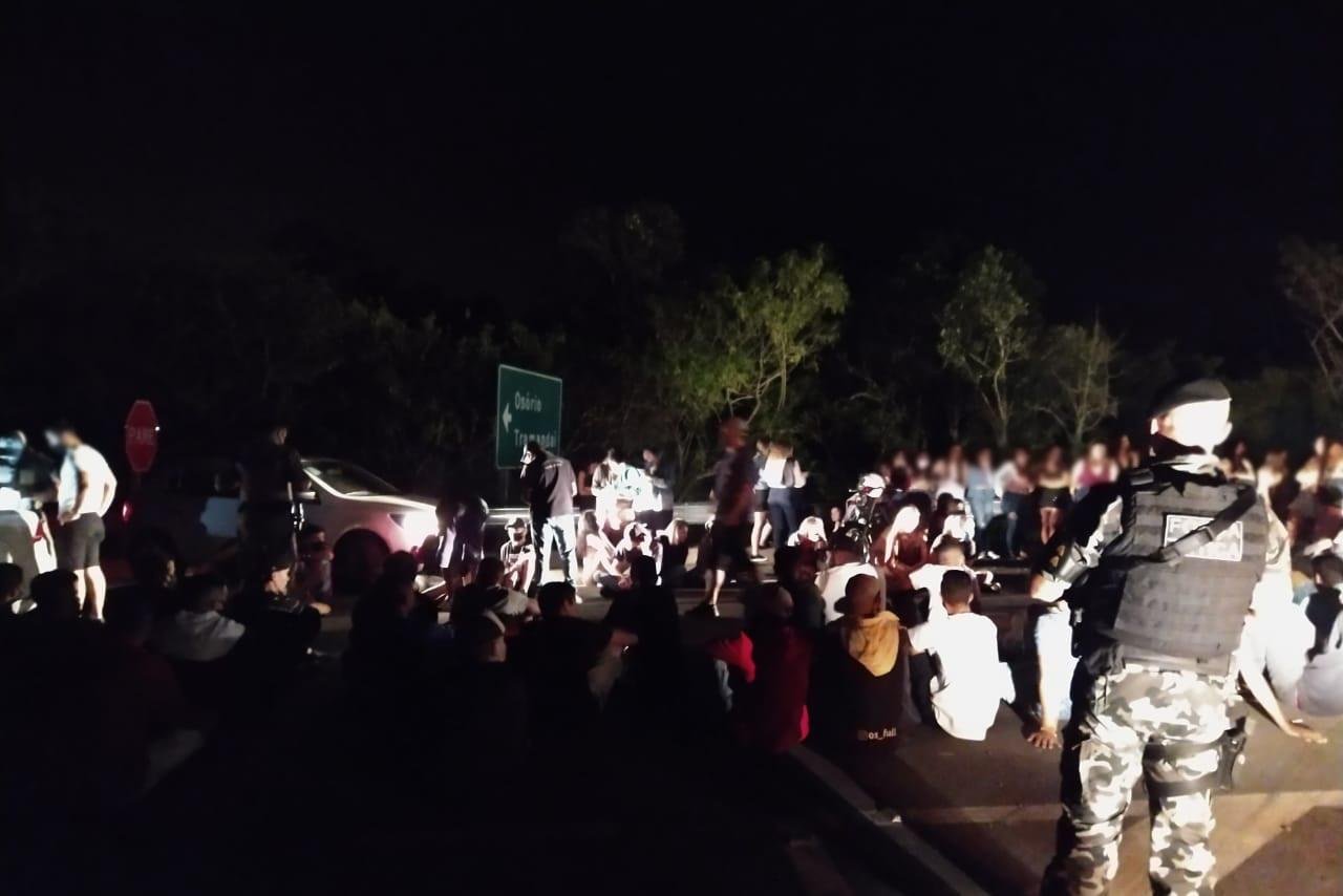 Brigada Militar foi at&eacute; o viaduto sobre a free way, onde ocorria festa em Santo Ant&ocirc;nio da Patrulha, e encerrou o evento ilegal
