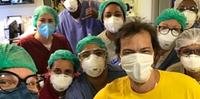 Recuperado, o ator fez foto com equipe médica ao deixar o hospital