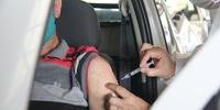 Segunda-feira será de vacinação para idosos de 62 anos ou mais no drive-thru do Shopping Villagio Caxias