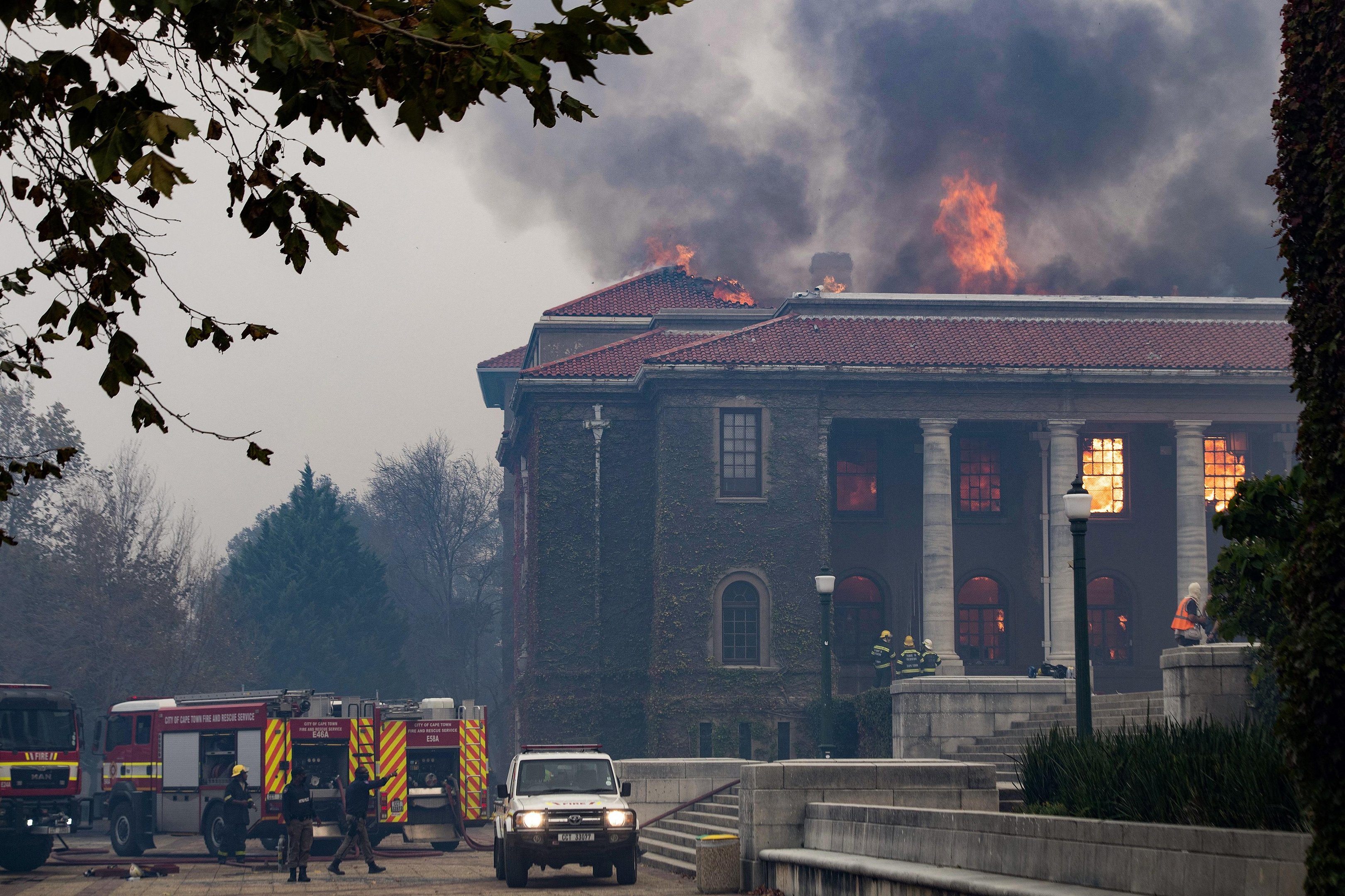 O campus da UCT estava coberto por uma espessa nuvem de fuma&ccedil;a e os bombeiros tentavam combater as chamas