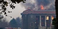 O campus da UCT estava coberto por uma espessa nuvem de fumaça e os bombeiros tentavam combater as chamas