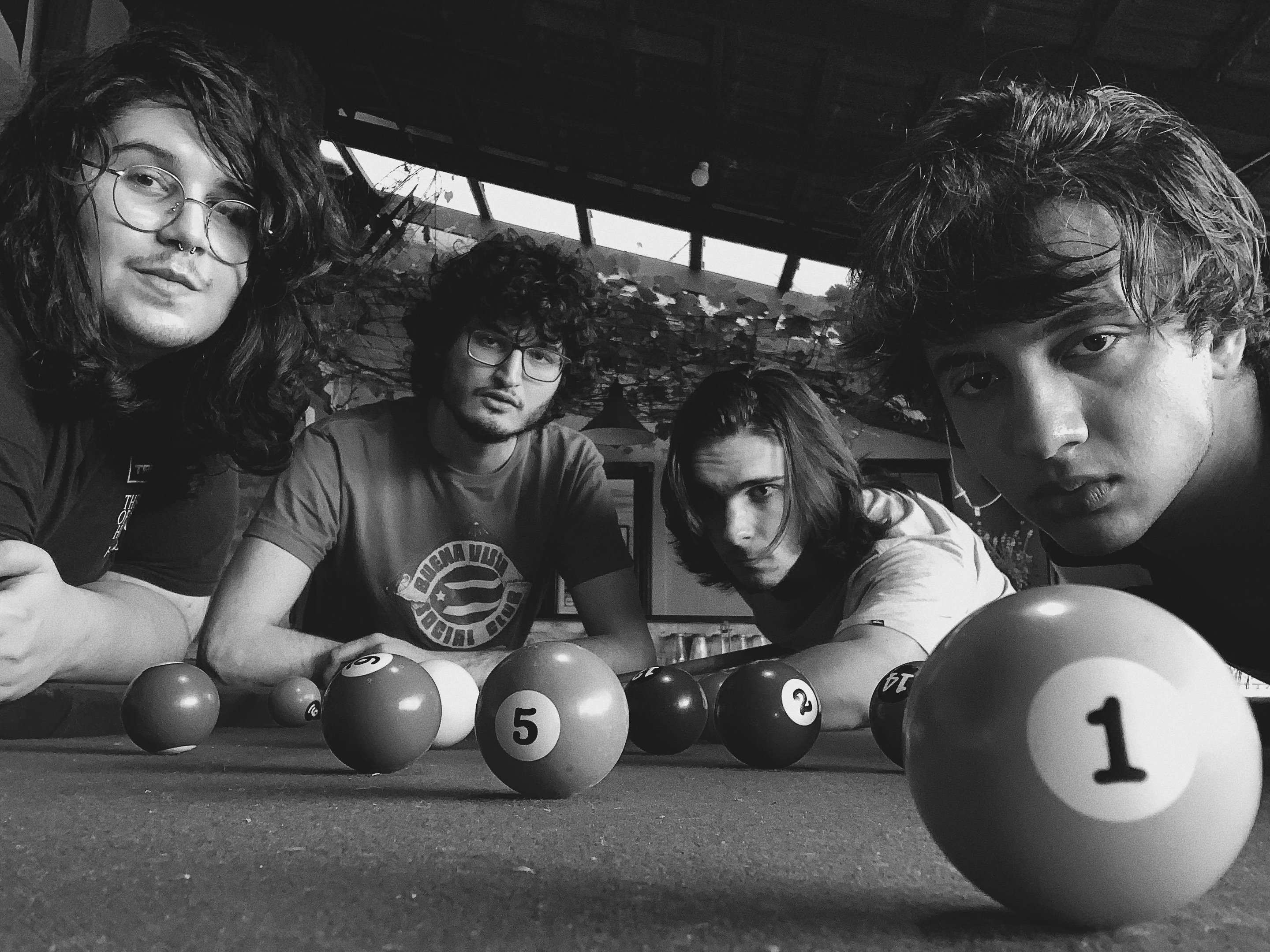 Disco do quarteto ga&uacute;cho &eacute; influenciado pela sonoridade de The Strokes, Arctic Monkeys e Terno Rei