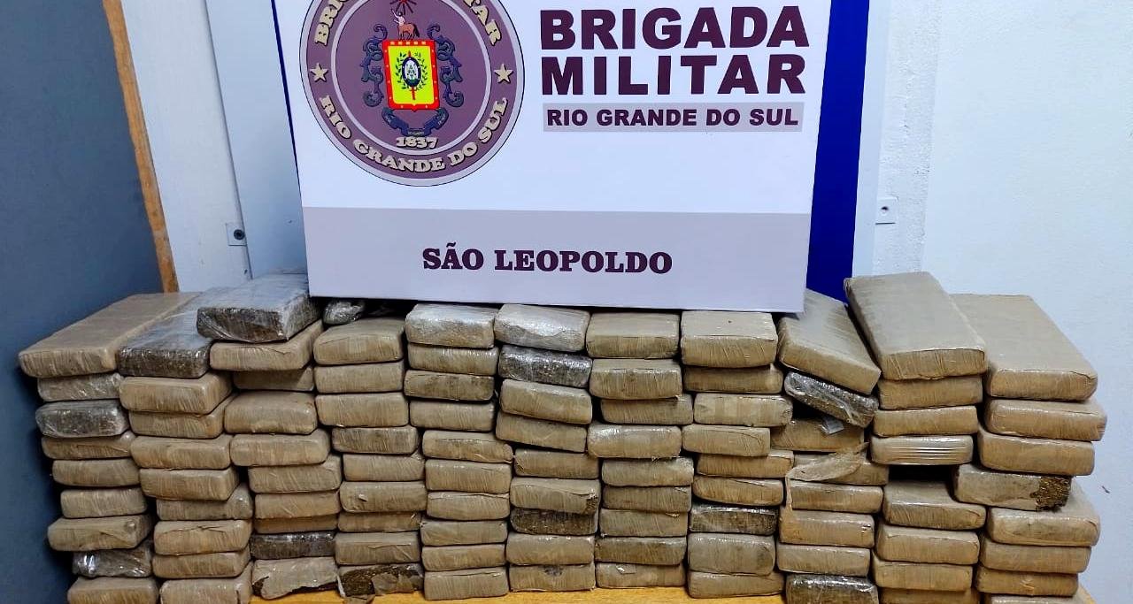 Al&eacute;m da droga, quatro traficantes foram presos pelos policiais militares