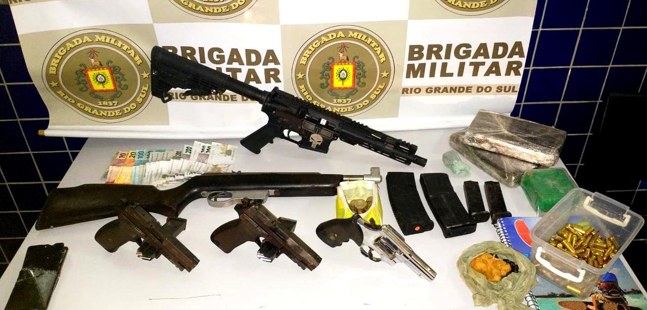 Um fuzil, um rifle, um rev&oacute;lver, duas pistolas e 125 muni&ccedil;&otilde;es, al&eacute;m de dois quilos de coca&iacute;na, 245 gramas de maconha e 132 gramas de crack foram recolhidos
