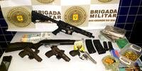 Um fuzil, um rifle, um revólver, duas pistolas e 125 munições, além de dois quilos de cocaína, 245 gramas de maconha e 132 gramas de crack foram recolhidos