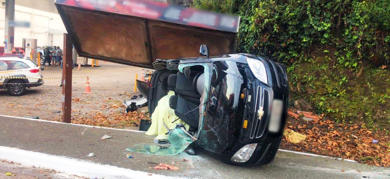 Carro chocou-se contra um poste de ilumina&ccedil;&atilde;o p&uacute;blica, capotou e atingiu uma parada de &ocirc;nibus