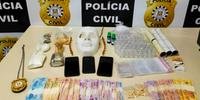 Os agentes apreenderam 700 gramas de cocaína, crack e maconha, além de dinheiro, máscara e munição, entre outros
