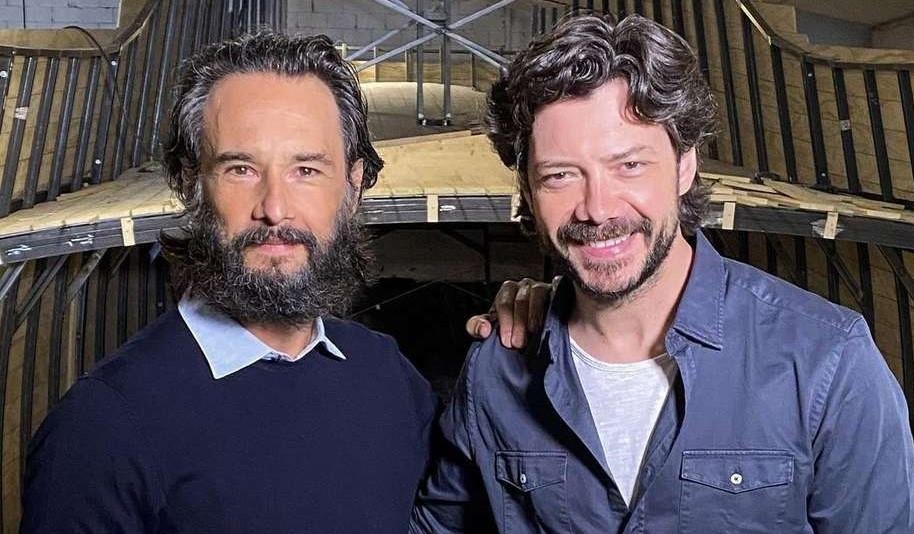 Rodrigo Santoro postou foto ao lado de &Aacute;lvaro Morte em sua conta no Instagram para anunciar seu novo projeto