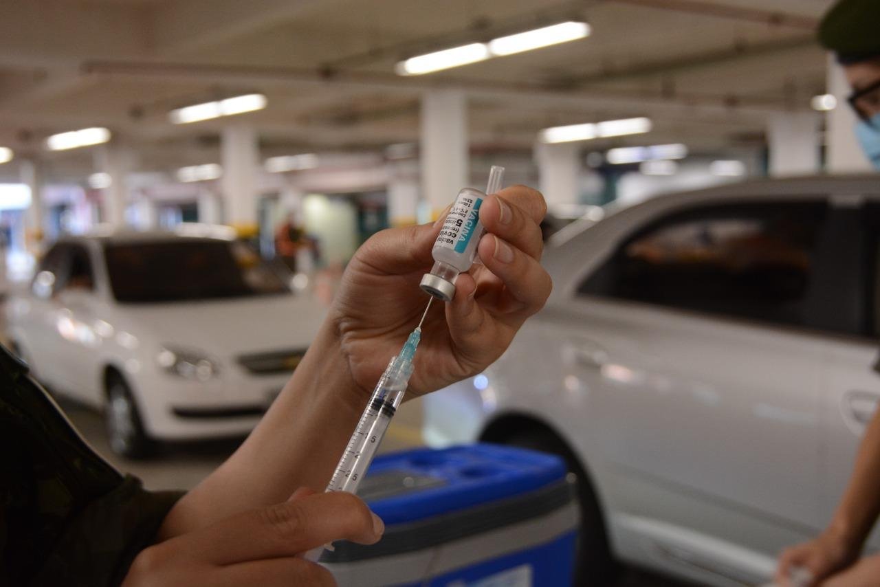 Tempo de espera foi em m&eacute;dia de 1h para receber a dose de vacina contra a Covid-19 no estacionamento da PUCRS