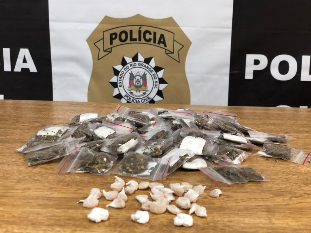 Os homens foram abordados e presos em flagrante enquanto vendiam maconha, coca&iacute;na e crack no local.