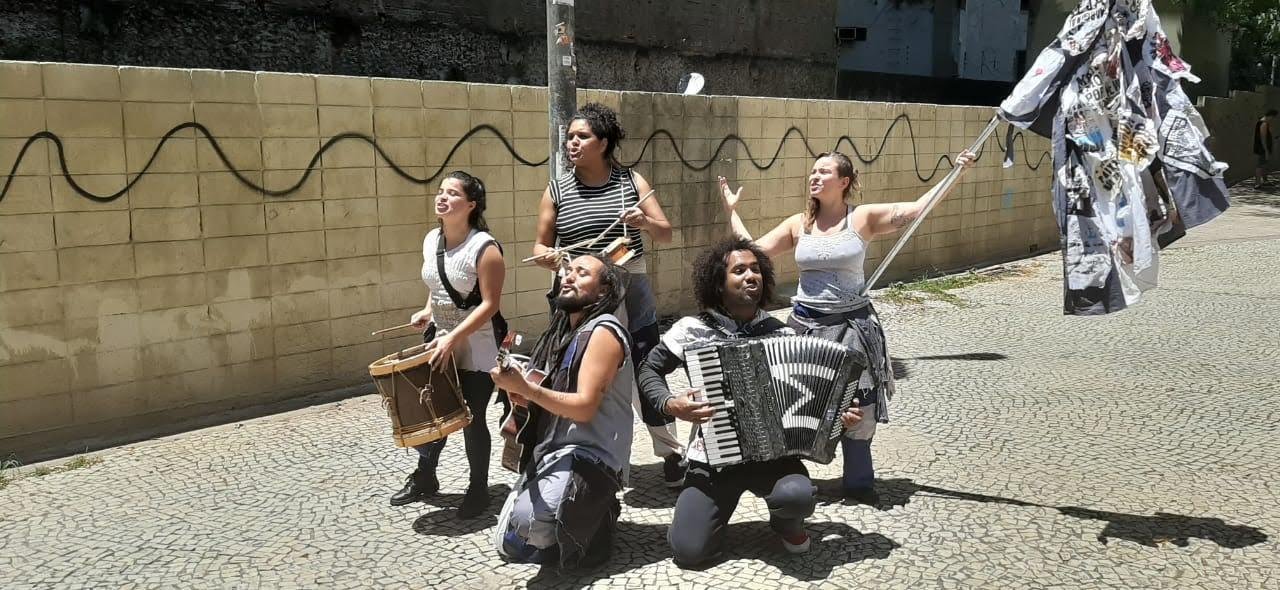 Mesclando as linguagens do teatro e cinema, espet&aacute;culo virtual se inspira na poesia e na arte urbana.