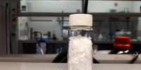 Testes em laboratório conseguiram converter sacolas e garrafas plásticas em outros produtos de origem fóssil