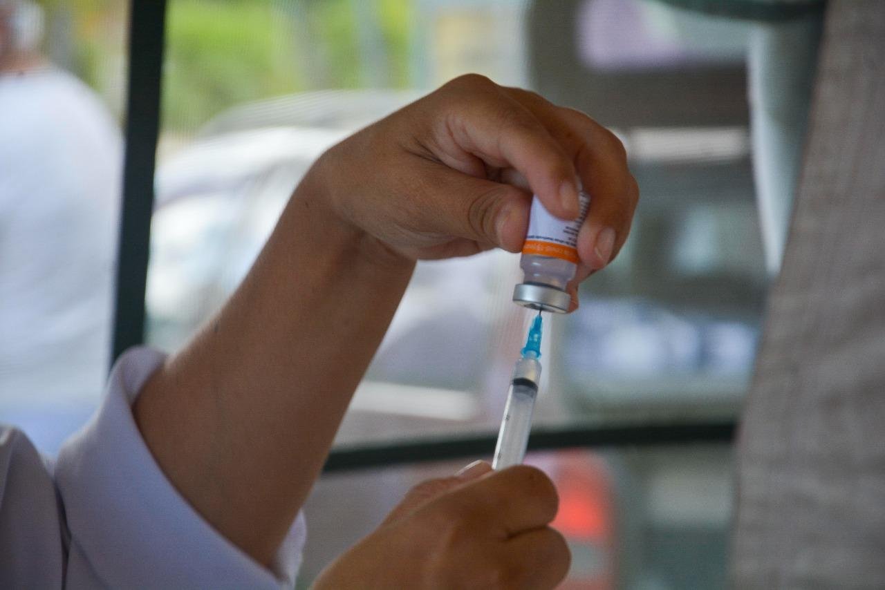 Unidade m&oacute;vel da secretaria tem sido mobilizada para garantir o alcance da campanha de vacina&ccedil;&atilde;o em &aacute;reas mais distantes