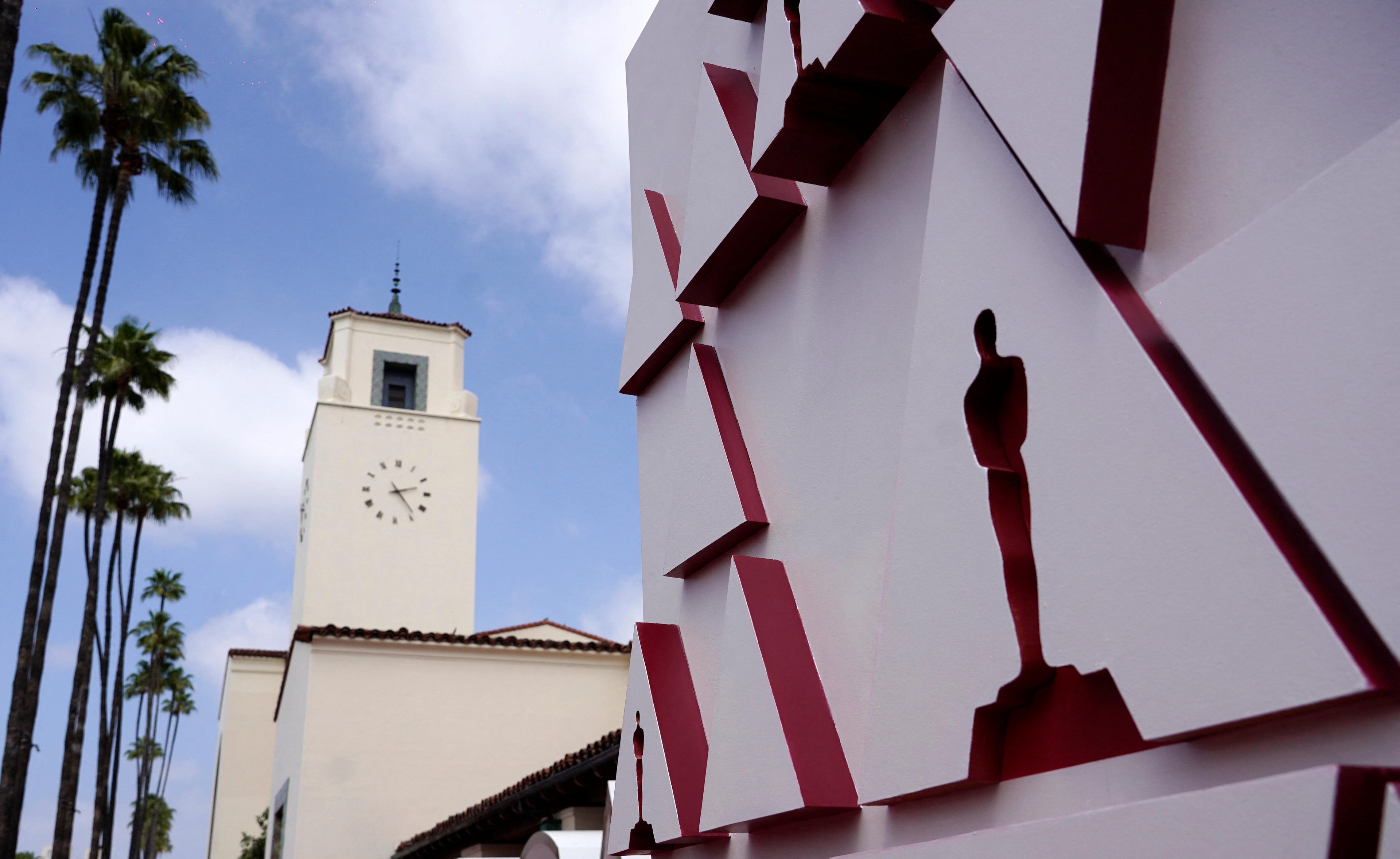 Um projeto de est&aacute;tua do Oscar em um pano de fundo do tapete vermelho &eacute; retratado na Union Station, um dos locais para o 93&ordm; Oscar