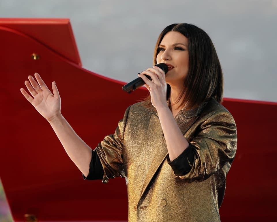 Laura Pausine divulgou foto do ensaio para a premia&ccedil;&atilde;o do Oscar. &ldquo;Io S&iacute; (Seen)&rdquo; &eacute; assinada pela compositora Diane Warren e por Laura