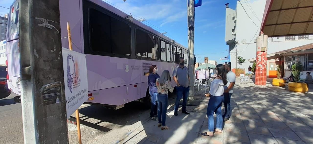 &Ocirc;nibus Lil&aacute;s chega &agrave; cidade pela primeira vez