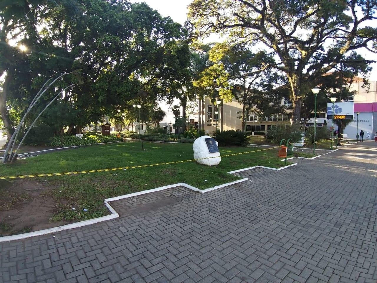 As pra&ccedil;as poder&atilde;o ficar abertas s&oacute; para passagem de pedestres