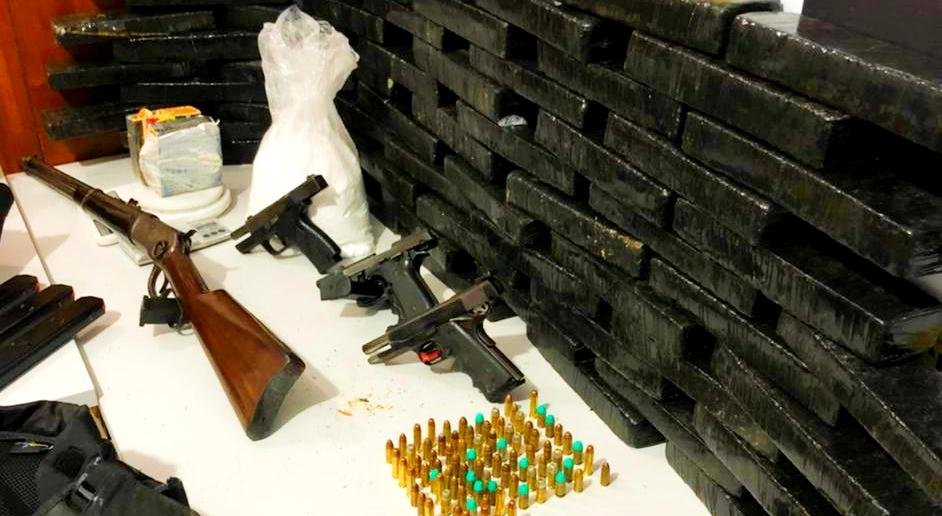 Agentes recolheram ainda explosivos, coletes bal&iacute;sticos, balan&ccedil;as de precis&atilde;o e ve&iacute;culos