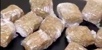 Imagens de vídeos com as drogas ofertadas, como cocaína e maconha, foram obtidas pelos policiais civis