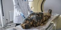 Cientistas poloneses anunciaram que descobriram uma múmia egípcia grávida