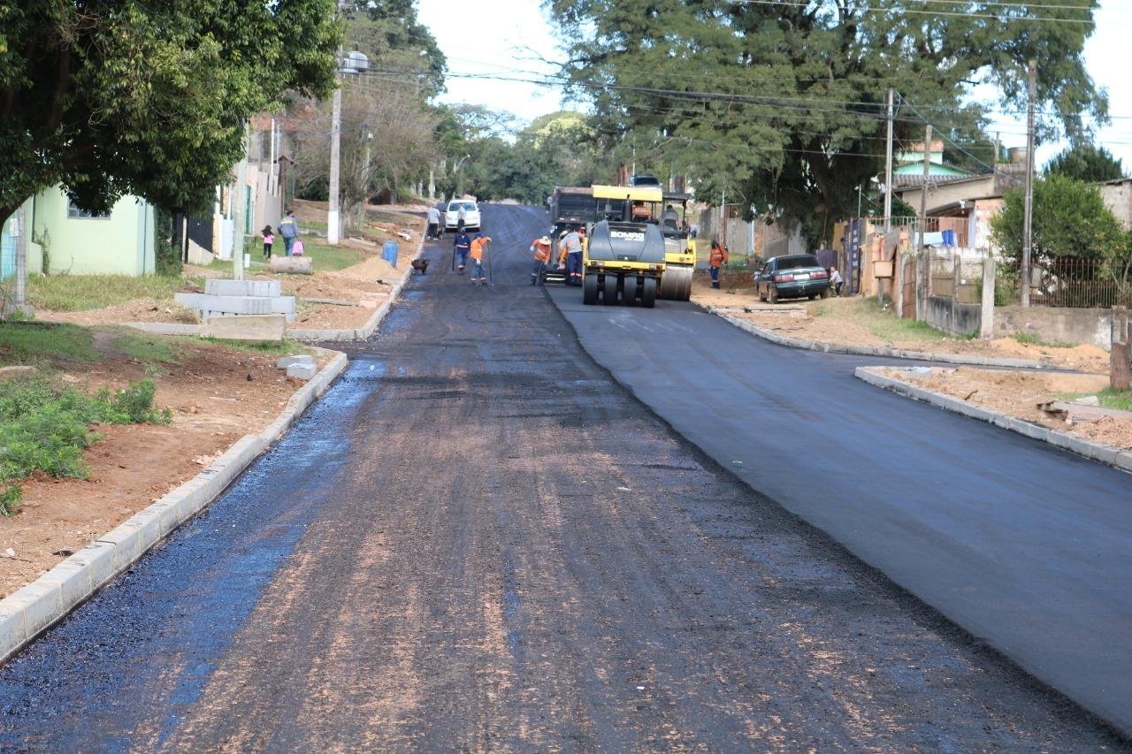 A via est&aacute; sendo pavimentada no trecho entre a rua A.J. Renner e a avenida Coqueiros, perfazendo 1,2 km lineares