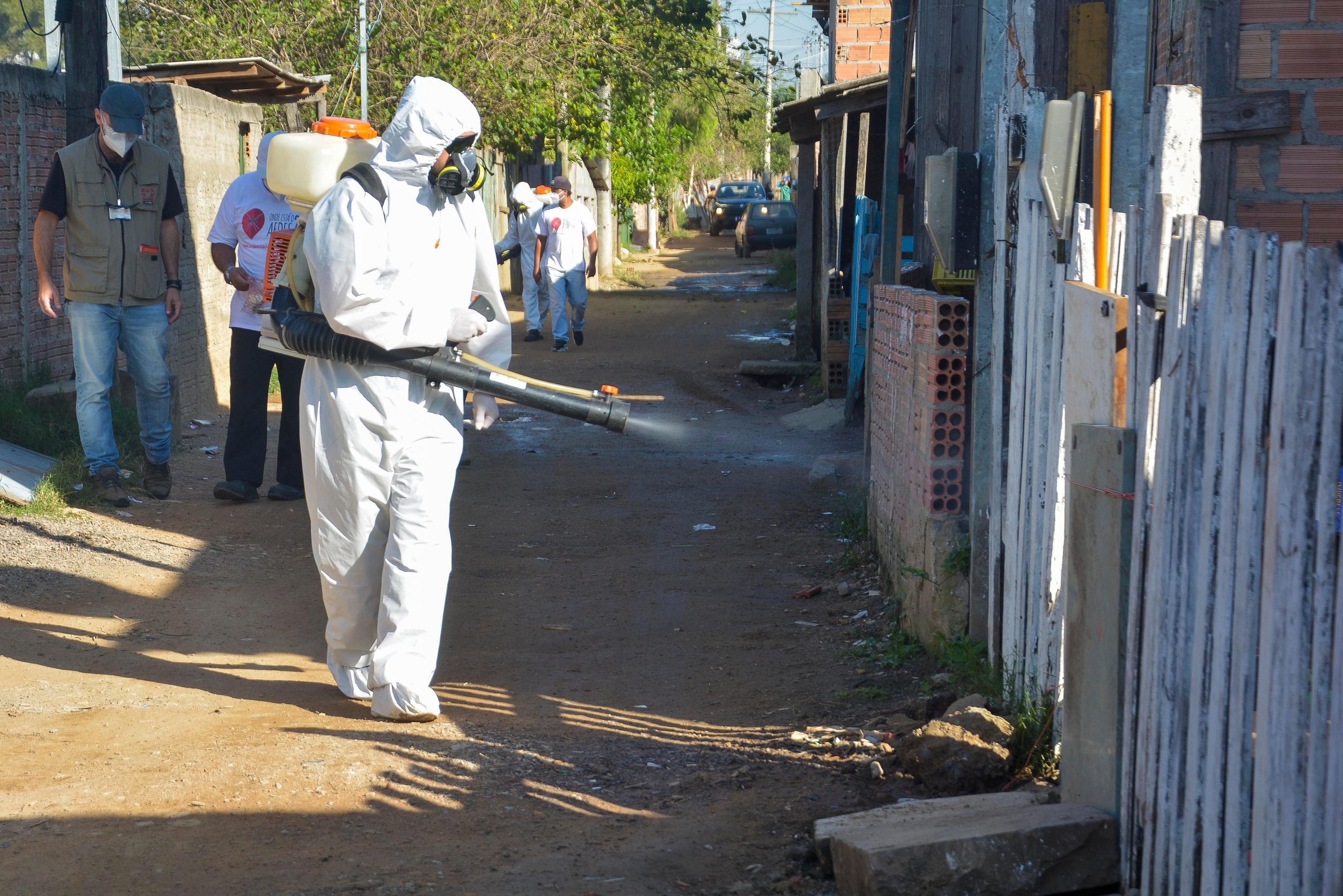 SMS aplicou inseticida contra o mosquito da dengue na vila Santo Andr&eacute;, no bairro Humait&aacute;, em Porto Alegre