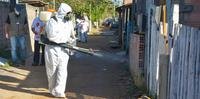 SMS aplicou inseticida contra o mosquito da dengue na vila Santo André, no bairro Humaitá, em Porto Alegre