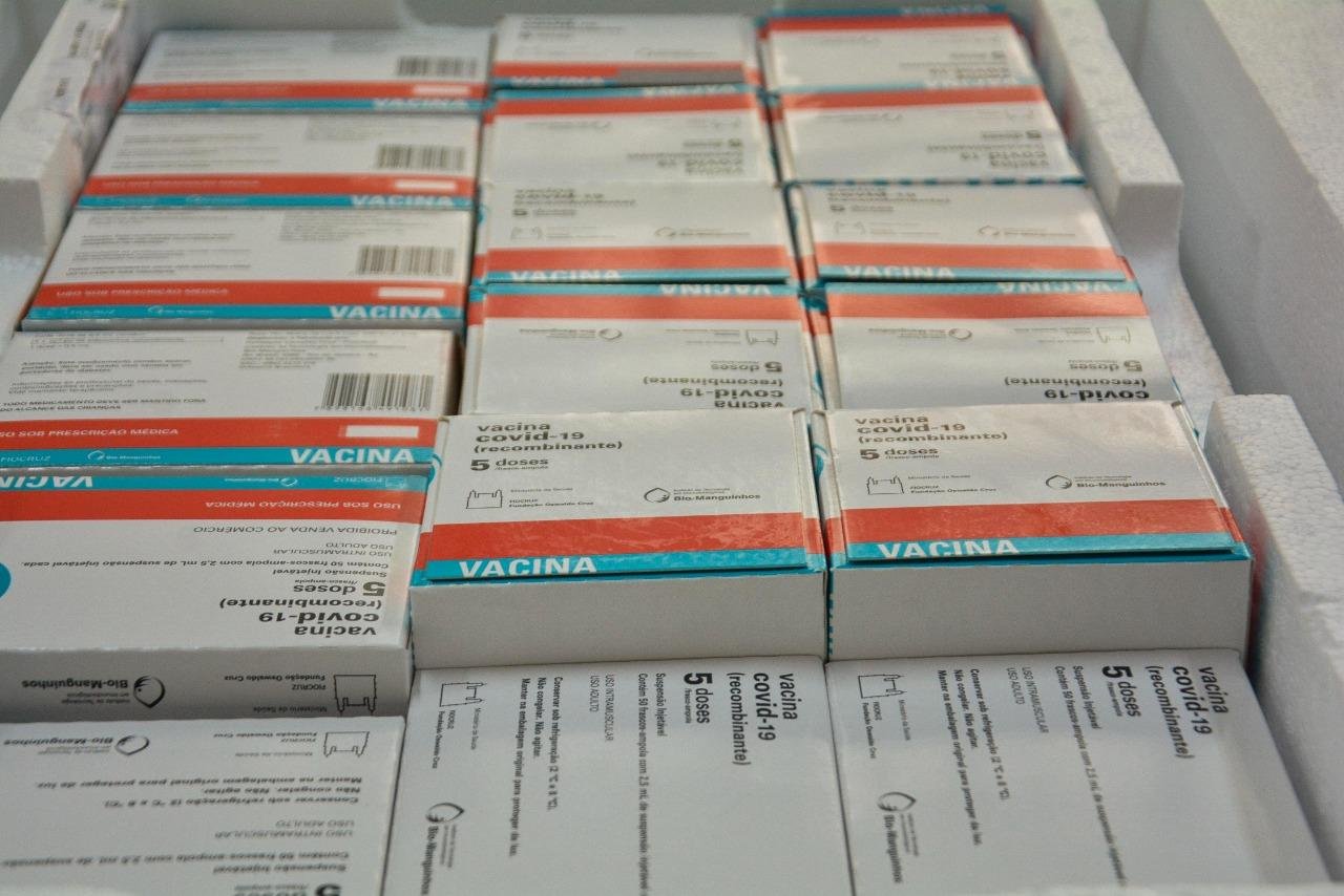 Porto Alegre recebeu nova remessa das vacinas Astrazeneca / Oxford (57.980 doses) e da Coronovac (4.890 doses)