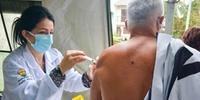 Prefeitura de Porto Alegre anunciou nesta quarta-feira que passou a vacinar pessoas com comorbidades com 56 anos ou mais