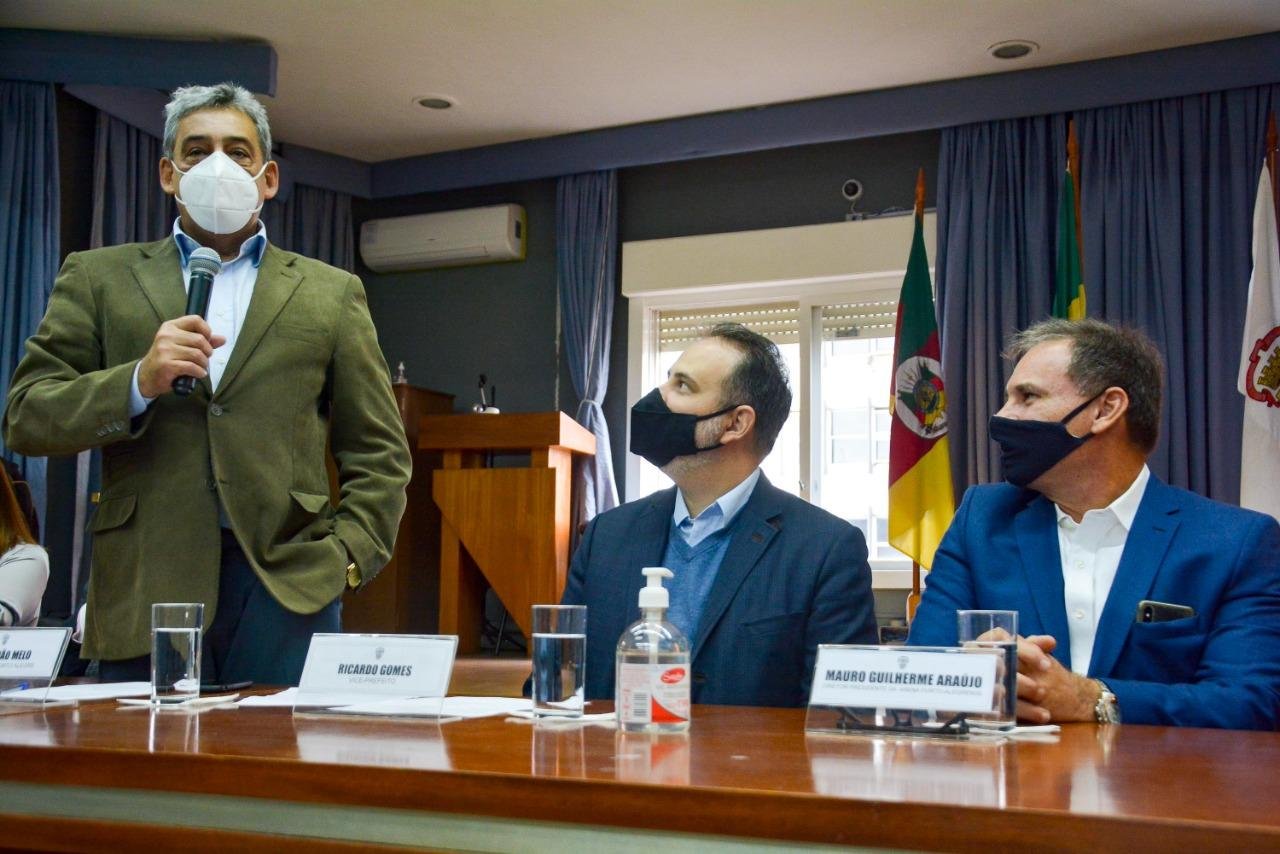 Em cerim&ocirc;nia no Pa&ccedil;o Municipal, o prefeito Sebasti&atilde;o Melo e o diretor-geral do Dmae, Alexandre Garcia, receberam representantes da Arena para a assinatura