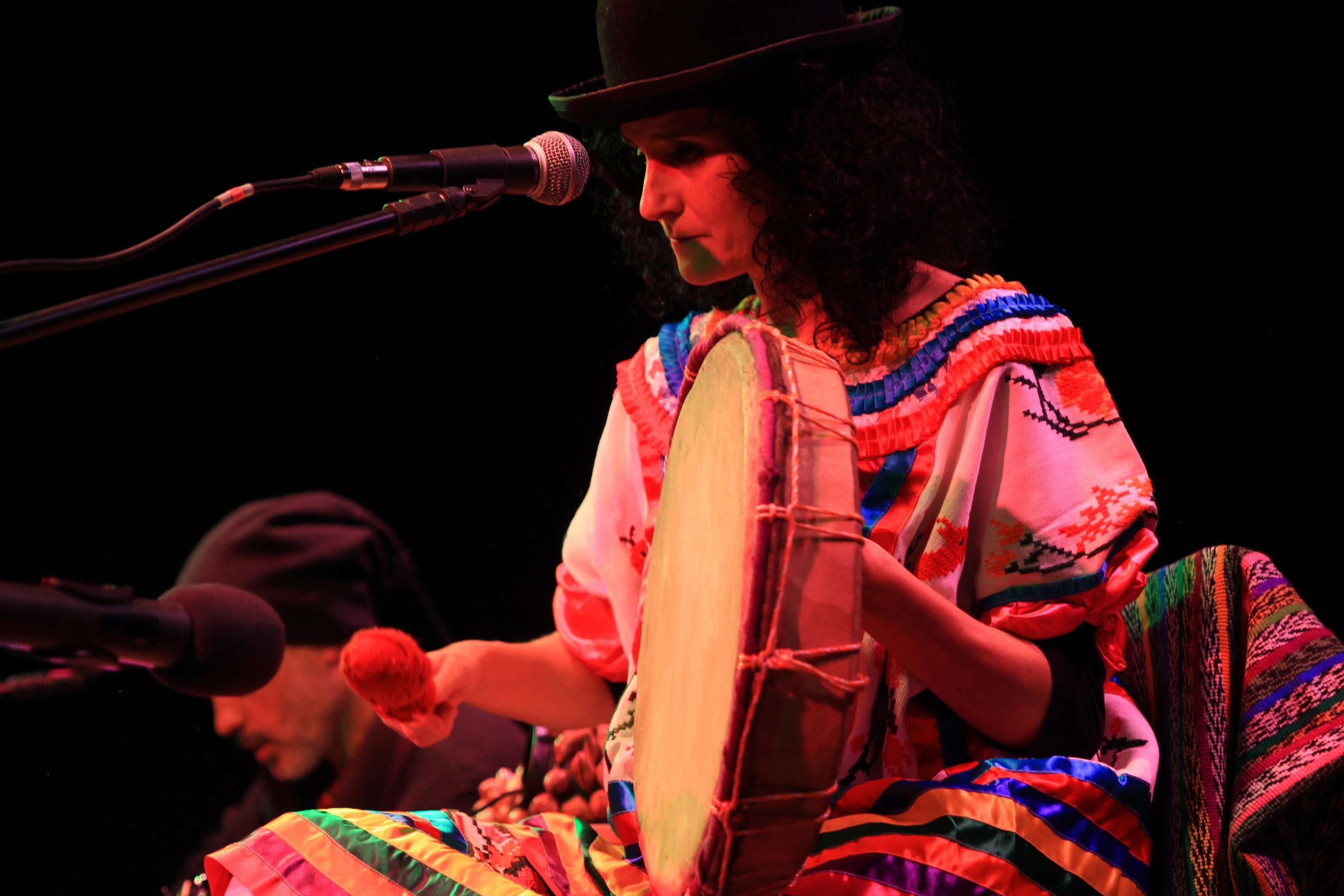 T&acirc;nia Farias atua em "Violeta Parra", com a presen&ccedil;a do m&uacute;sica M&aacute;rio Falc&atilde;o