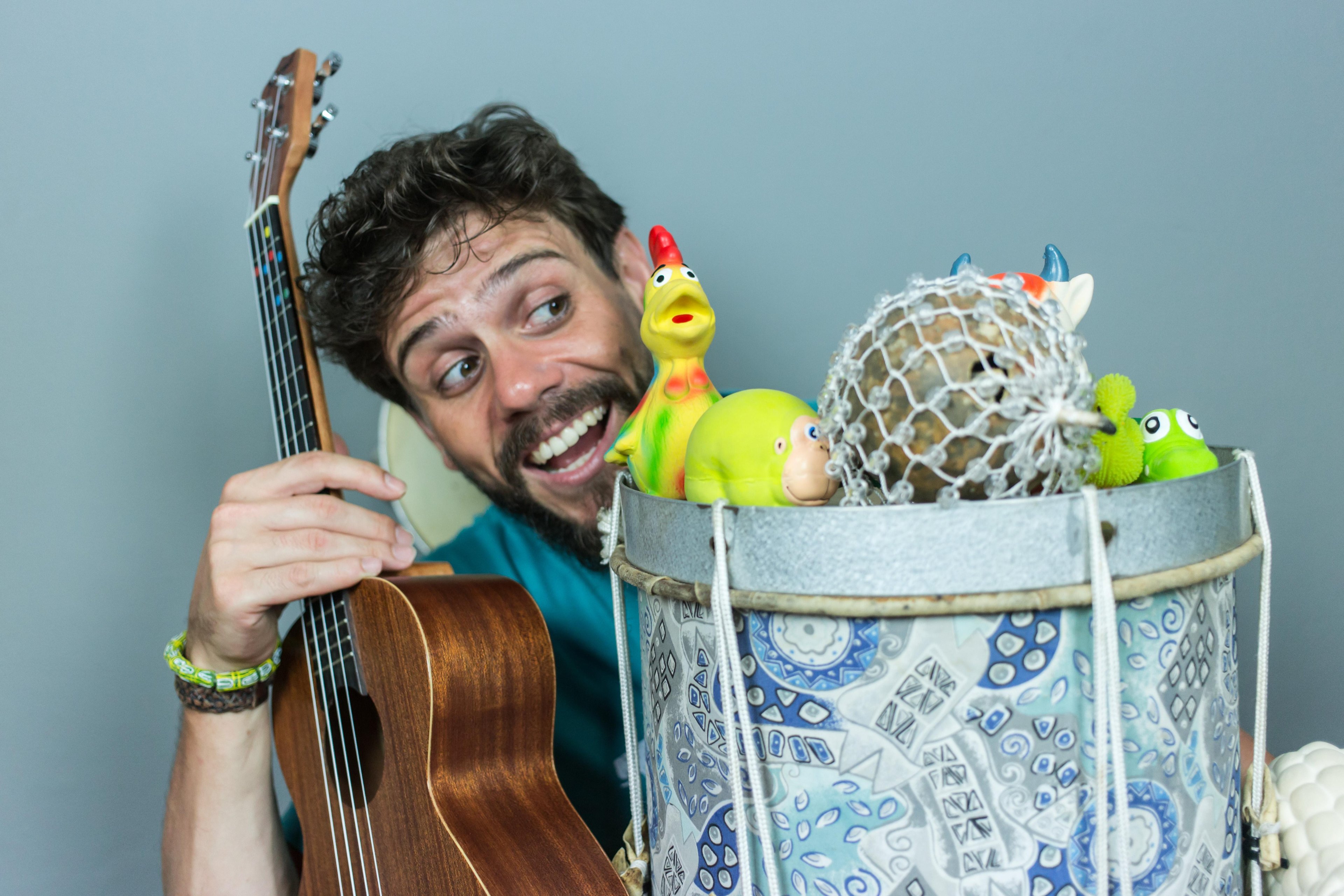 Compositor e educador musical, artista atuou como educador em diversas escolas e institui&ccedil;&otilde;es e tem seu trabalho voltado para a pesquisa de manifesta&ccedil;&otilde;es musicais populares do Brasil e de diversas regi&otilde;es do mundo.
