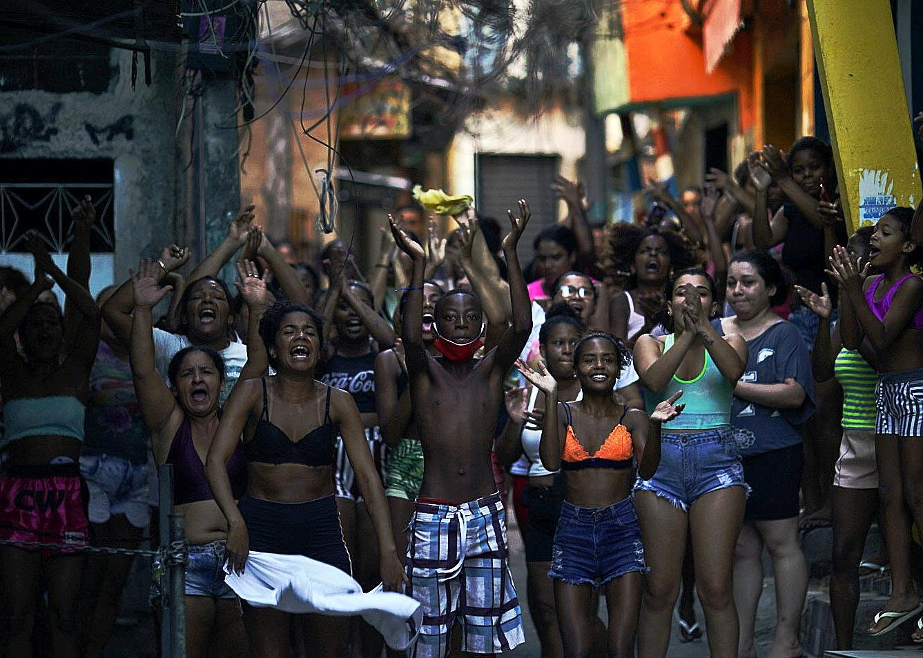 Residentes protestam ap&oacute;s opera&ccedil;&atilde;o policial contra supostos traficantes de drogas na favela do Jacarezinho, no estado do Rio de Janeiro, Brasil.