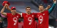 Robert Lewandowski, Thomas Mueller e Manuel Neuer comemoram o título alemão, o novo seguido do Bayern de Munique
