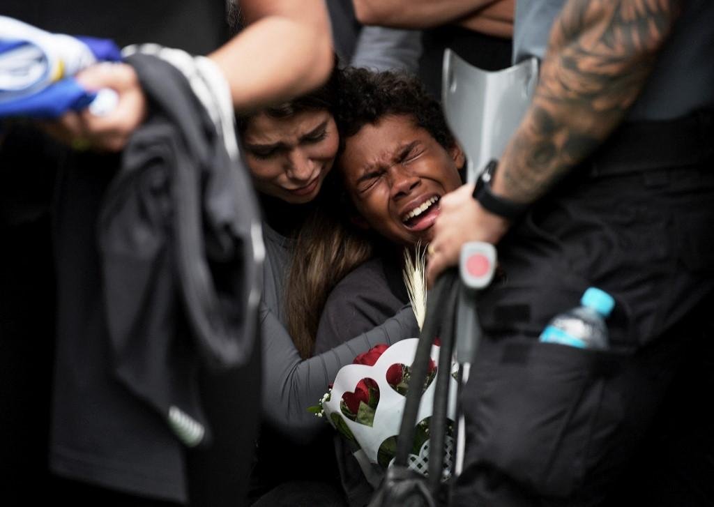 L&aacute;grimas e ora&ccedil;&otilde;es marcaram os enterros neste s&aacute;bado das pessoas mortas no Jacarezinho, em uma a&ccedil;&atilde;o da Pol&iacute;cia Civil