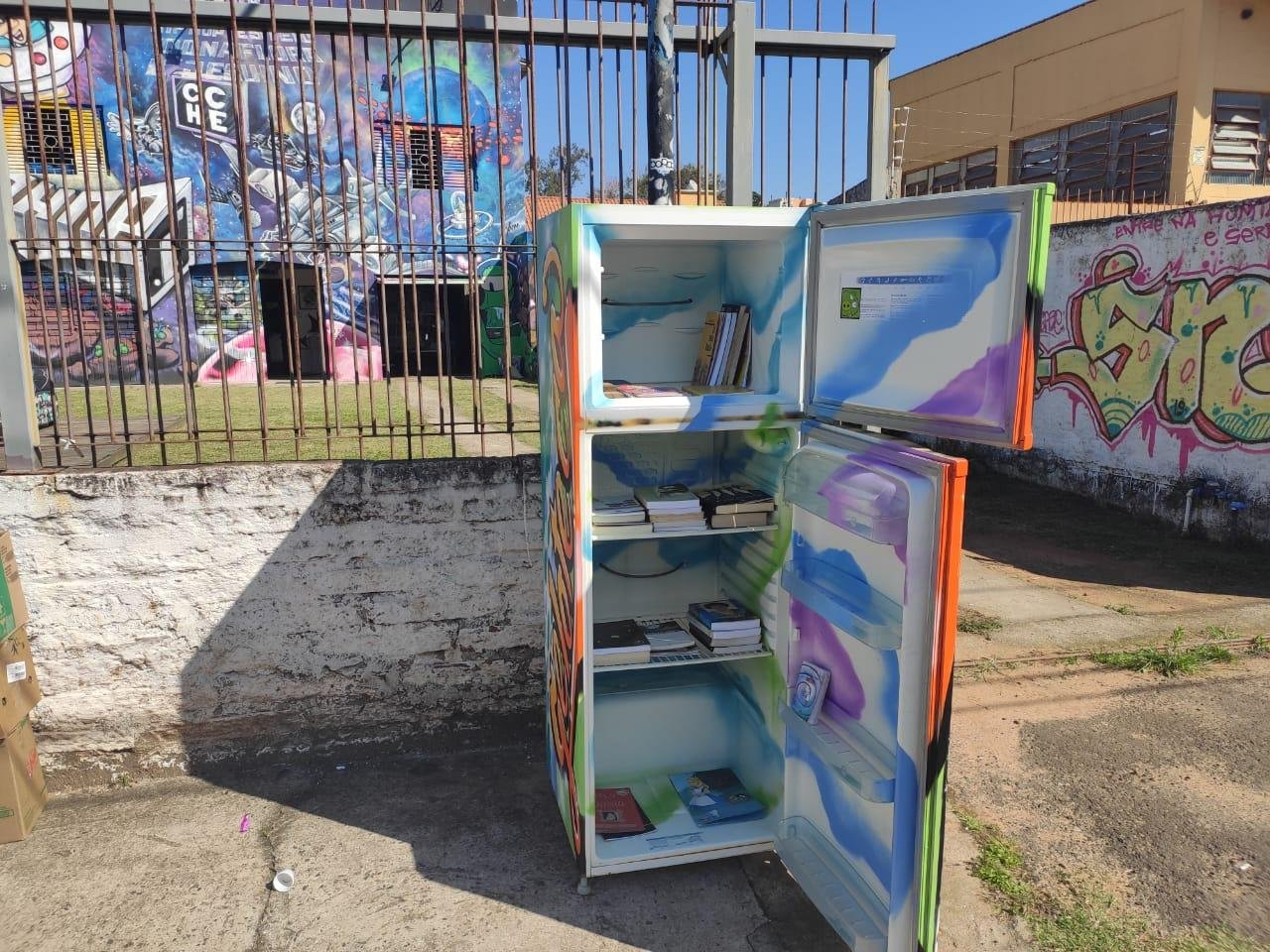 O Projeto Geloteca transforma geladeiras descartadas em bibliotecas m&oacute;veis e coloridas