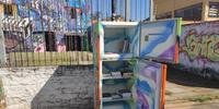 O Projeto Geloteca transforma geladeiras descartadas em bibliotecas móveis e coloridas