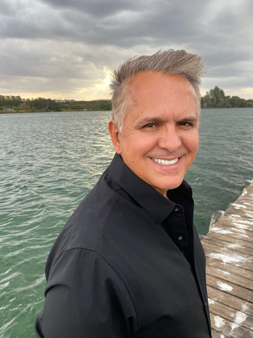Cantor Orlando Morais se apresenta no Rio de Janeiro com transmiss&atilde;o on-line