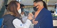 Pessoas com comorbidades e idade a partir de 35 anos receberam a primeira dose da vacina contra a Covid-19 em Porto Alegre a partir desta quarta-feira