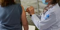 Porto Alegre voltou a vacinar pessoas com mais de 74 anos com a vacina Coronavac